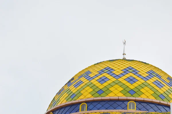 Le dôme de la mosquée contre le ciel bleu — Photo