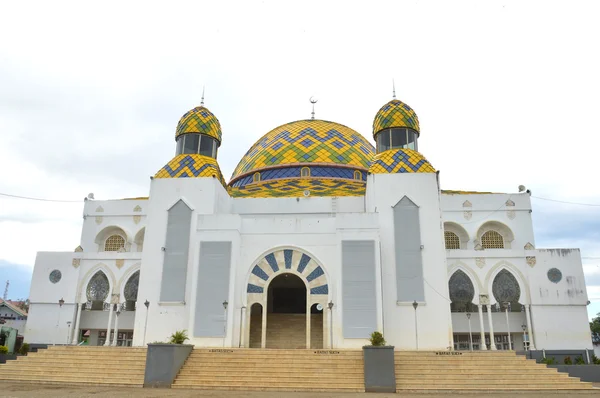La cúpula de la mezquita contra el cielo azul — Foto de Stock