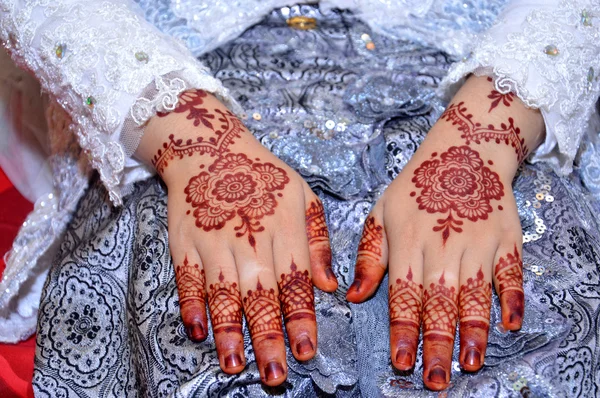 Henna nas mãos da noiva de casamento indonésia — Fotografia de Stock