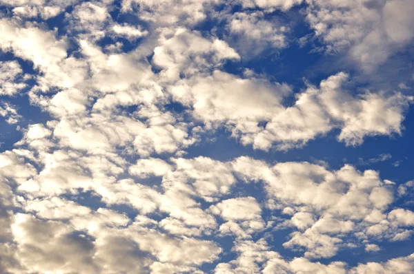 A felhők kiterjedése a kék égen — Stock Fotó