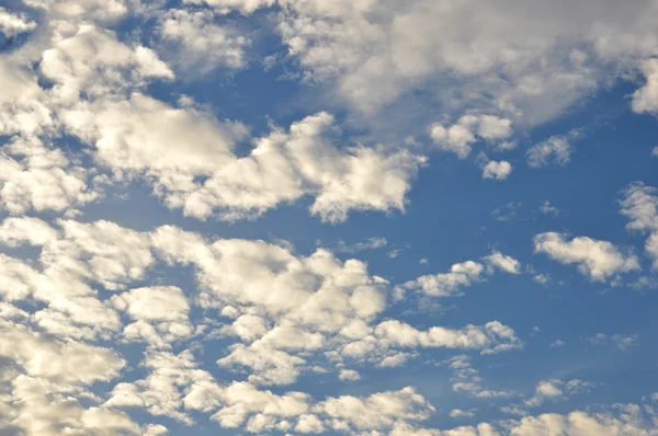 Distesa di nuvole nel cielo blu — Foto Stock