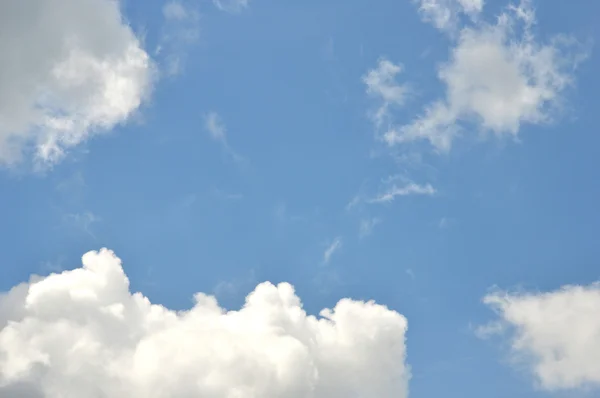 青い空に雲が広がり — ストック写真