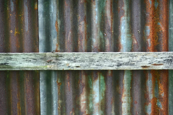 Chaklkboard preto vazio na parede de madeira — Fotografia de Stock