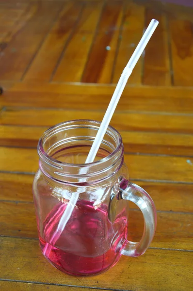 Trinkt Erdbeersirup — Stockfoto