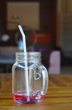 çilek şurubu içiyor