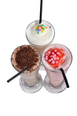 üç tür muzlu süt içecek