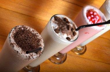 üç tür muzlu süt içecek