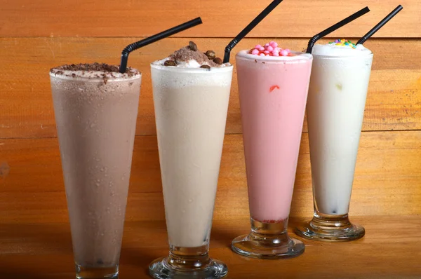 Quattro tipi di bevande al milkshake — Foto Stock