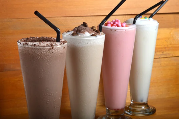 Τέσσερις τύποι milkshake ποτό — Φωτογραφία Αρχείου