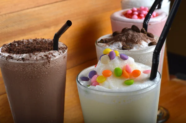 Quattro tipi di bevande al milkshake — Foto Stock