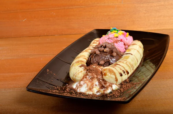 Banana split with ice cream on wooden board — Stock Photo, Image