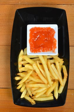 ahşap masa üzerinde biber ve domates soslu patates kızartması