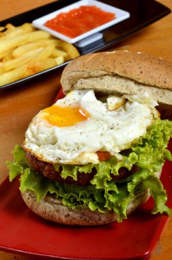 Burger karabiber ve patates kızartması