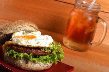 Burger ve buzlu çay