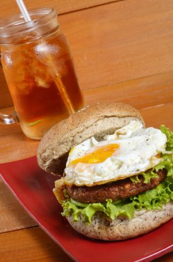 Burger ve buzlu çay