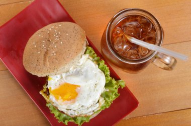 Burger ve buzlu çay