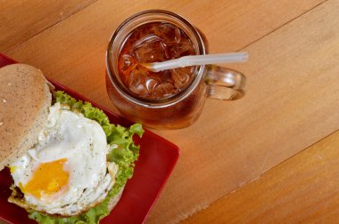 Burger ve buzlu çay