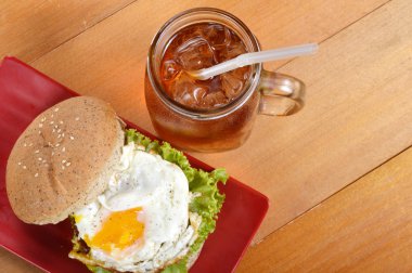 Burger ve buzlu çay