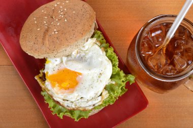 Burger ve buzlu çay