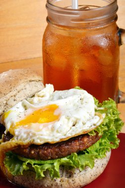 Burger ve buzlu çay