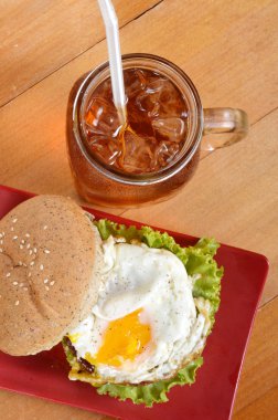 Burger ve buzlu çay