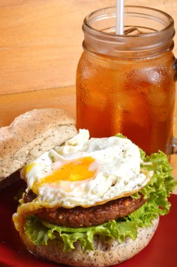 Burger ve buzlu çay