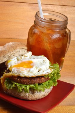 Burger ve buzlu çay