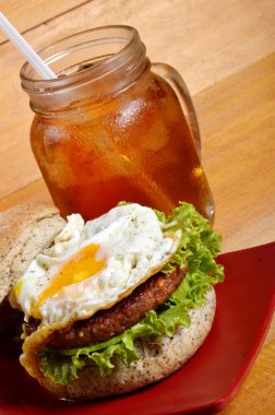 Burger ve buzlu çay