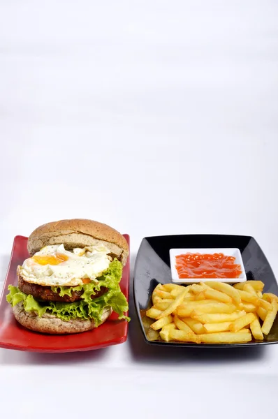 Hamburguesa con pimienta negra y papas fritas —  Fotos de Stock