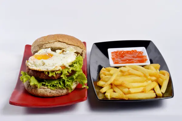 Hamburguesa con pimienta negra y papas fritas —  Fotos de Stock