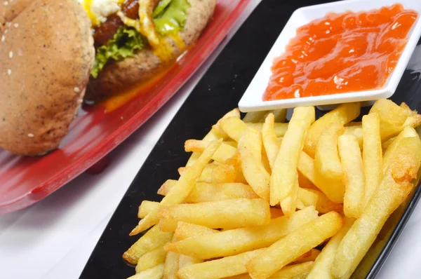 Papas fritas con salsa de chile y tomate sobre mesa de madera —  Fotos de Stock