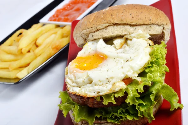 Burger con pepe nero e patatine fritte — Foto Stock
