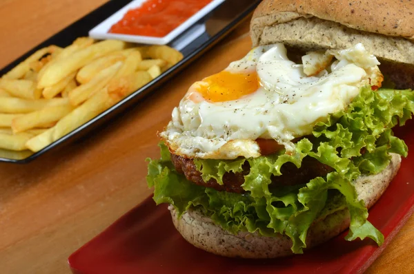 Burger con pepe nero e patatine fritte — Foto Stock