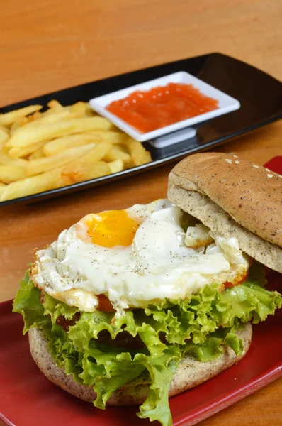 Burgare med pommes och svartpeppar — Stockfoto