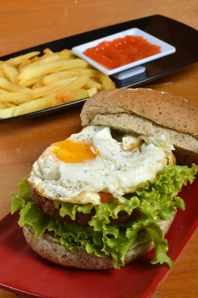 Burger z frytkami i czarny pieprz — Zdjęcie stockowe