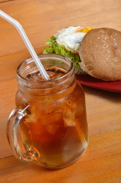 Burger και παγωμένο τσάι — Φωτογραφία Αρχείου