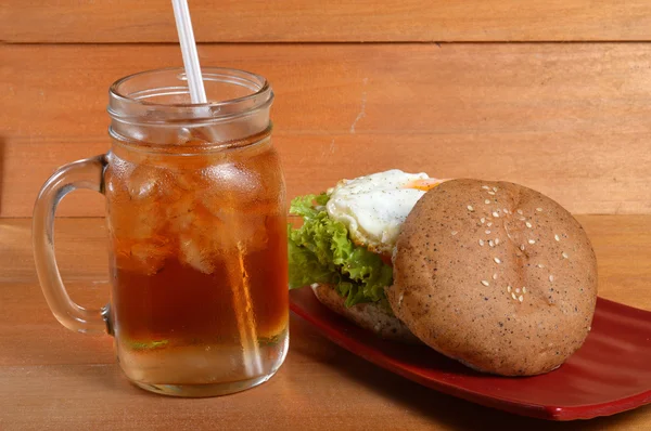 Hamburger e tè freddo — Foto Stock