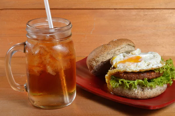 Hamburguesa y té helado —  Fotos de Stock