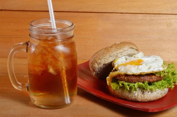 Hamburger e tè freddo — Foto Stock