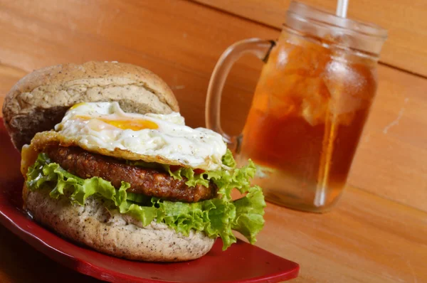 Hamburger e tè freddo — Foto Stock