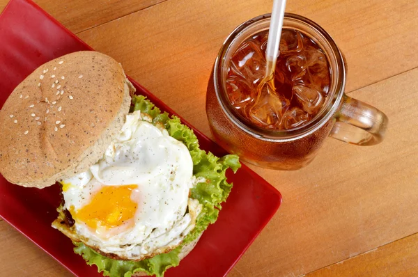 Burger ve buzlu çay