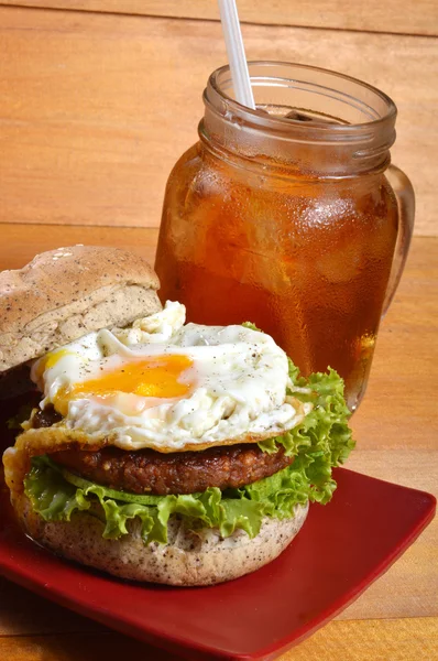 Burger ve buzlu çay