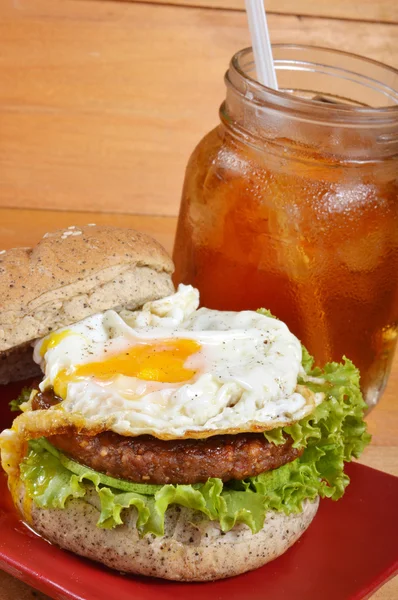 Burger ve buzlu çay