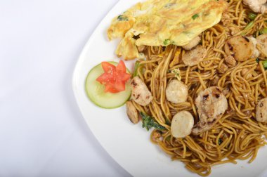 beyaz masa üzerinde kızarmış noodle