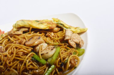 beyaz masa üzerinde kızarmış noodle