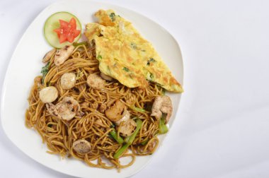 beyaz masa üzerinde kızarmış noodle