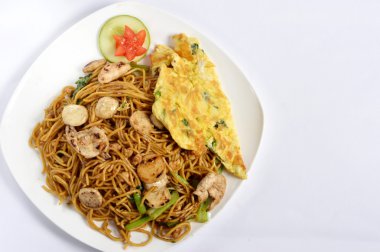 beyaz masa üzerinde kızarmış noodle