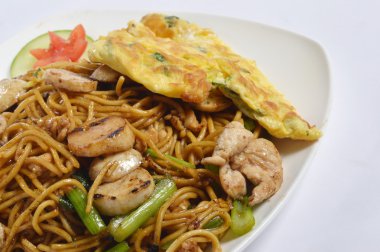 beyaz masa üzerinde kızarmış noodle