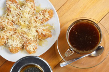 İçinde damlayan kahve basın yöntemi Fransız 