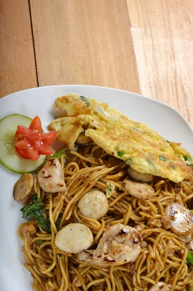 Fried noodles on wooden table — Stock Photo, Image